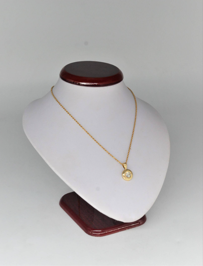 Gold pendant with a diamond 0