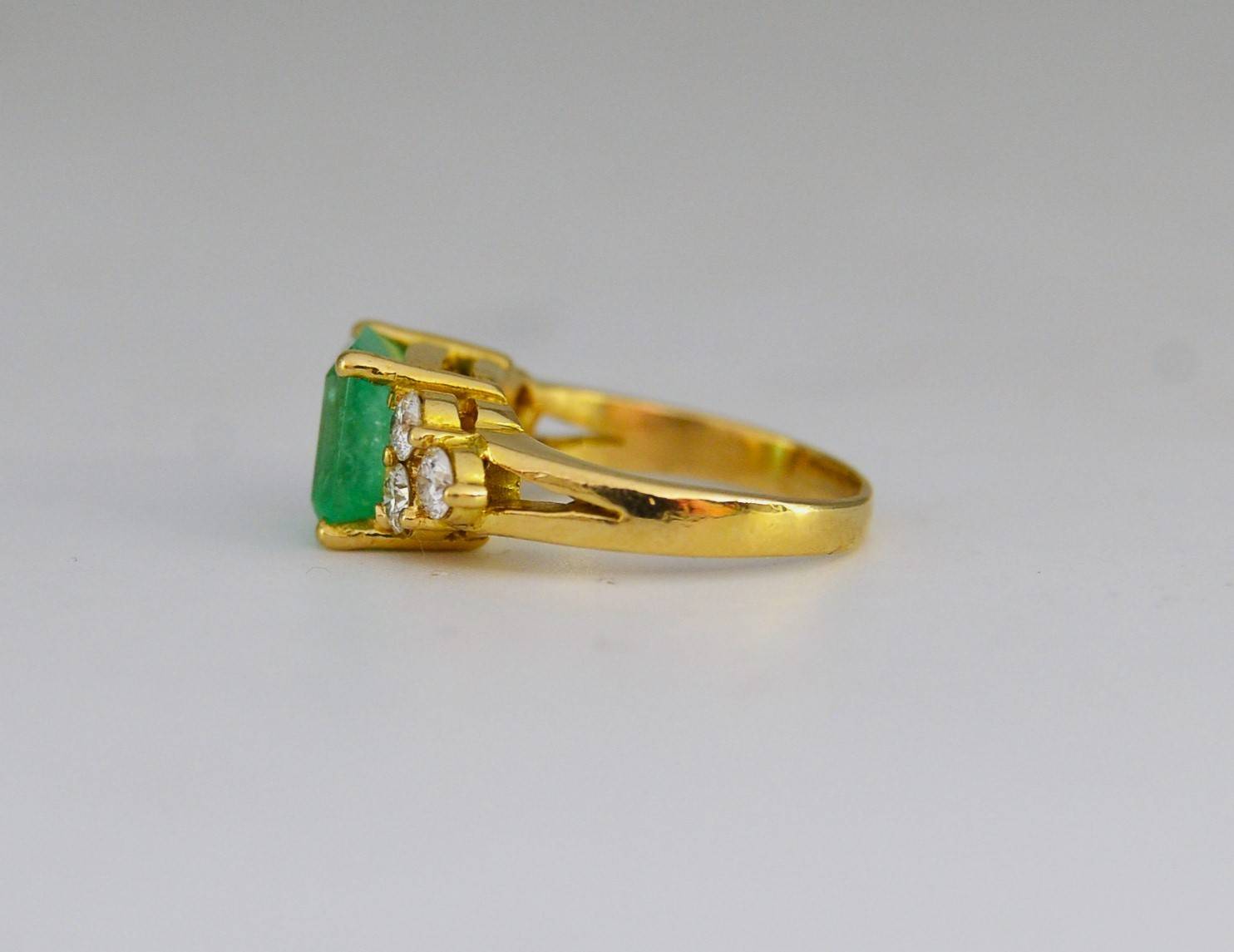 Ring with emerald 1
