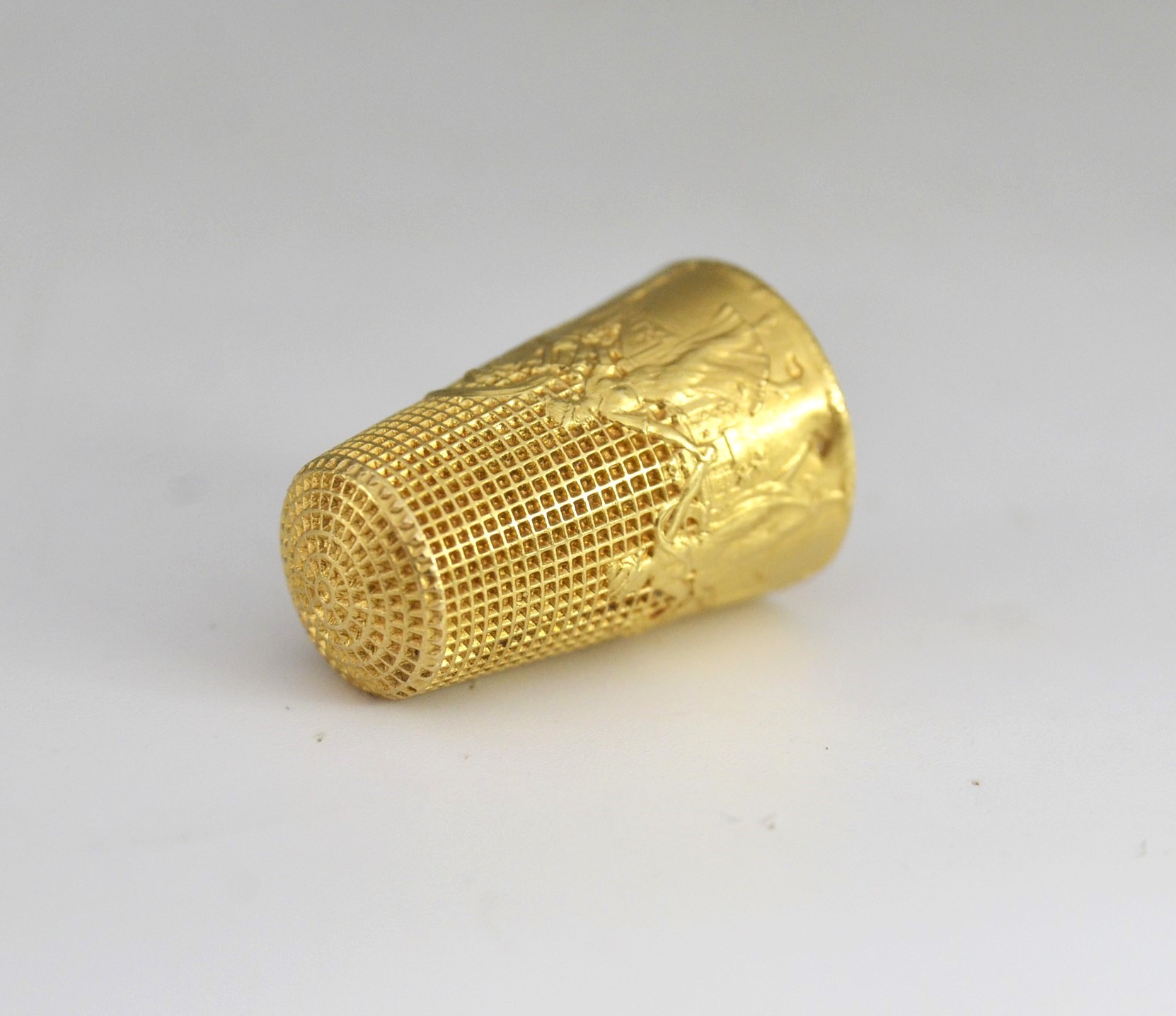 Thimble decorated with a procession of Graces 3