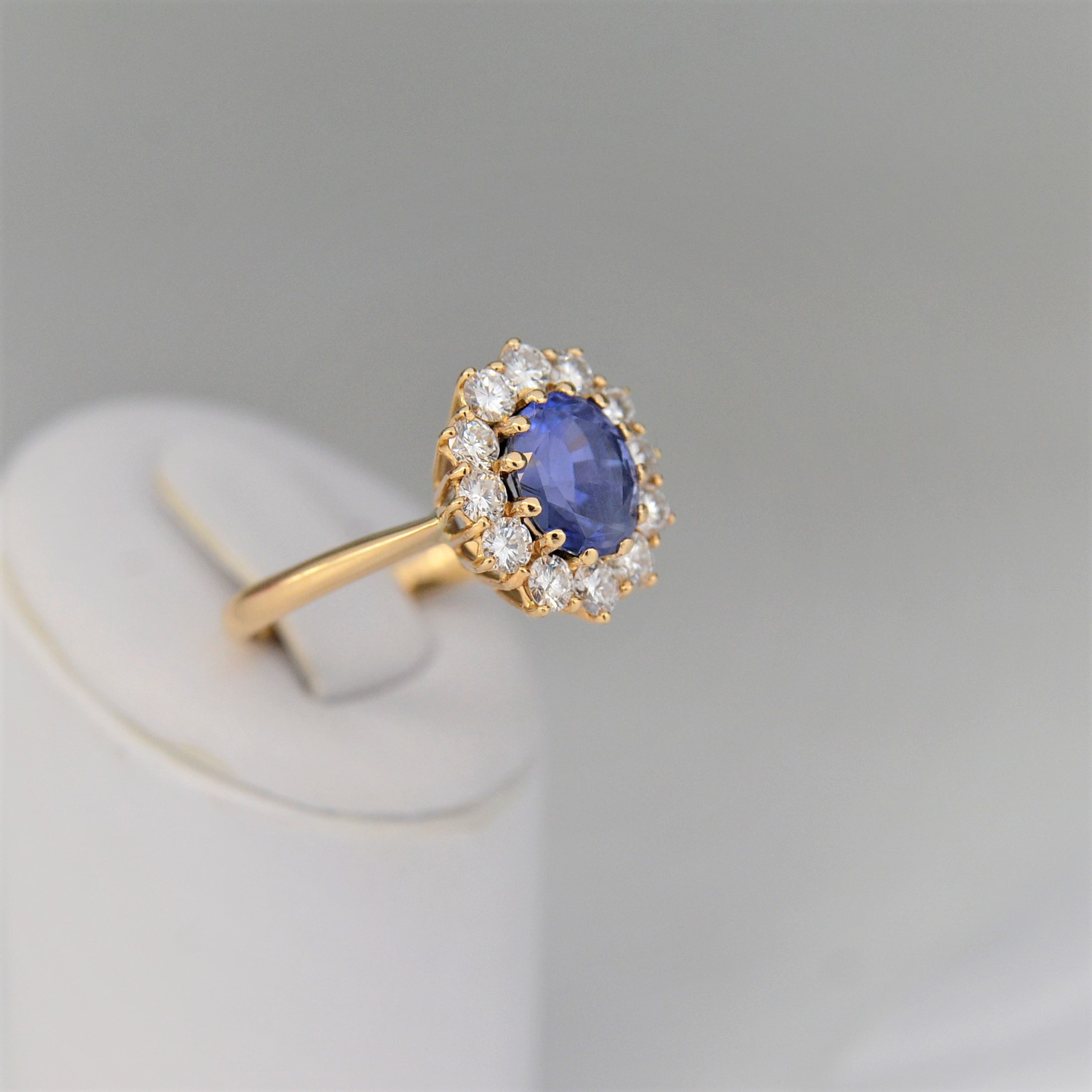 Ring with a Ceylon sapphire and diamonds 4