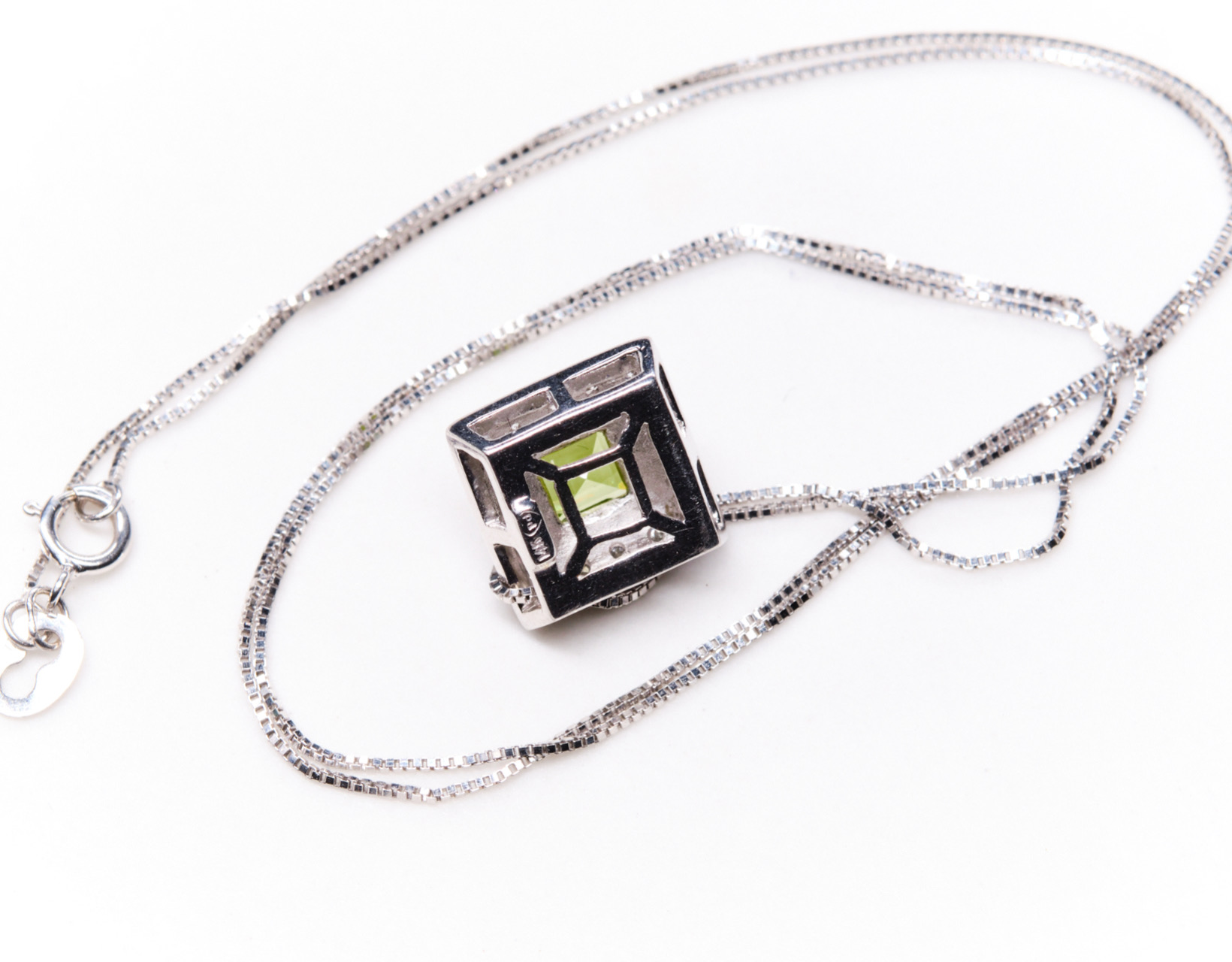 White gold peridot and diamonds pendant 0