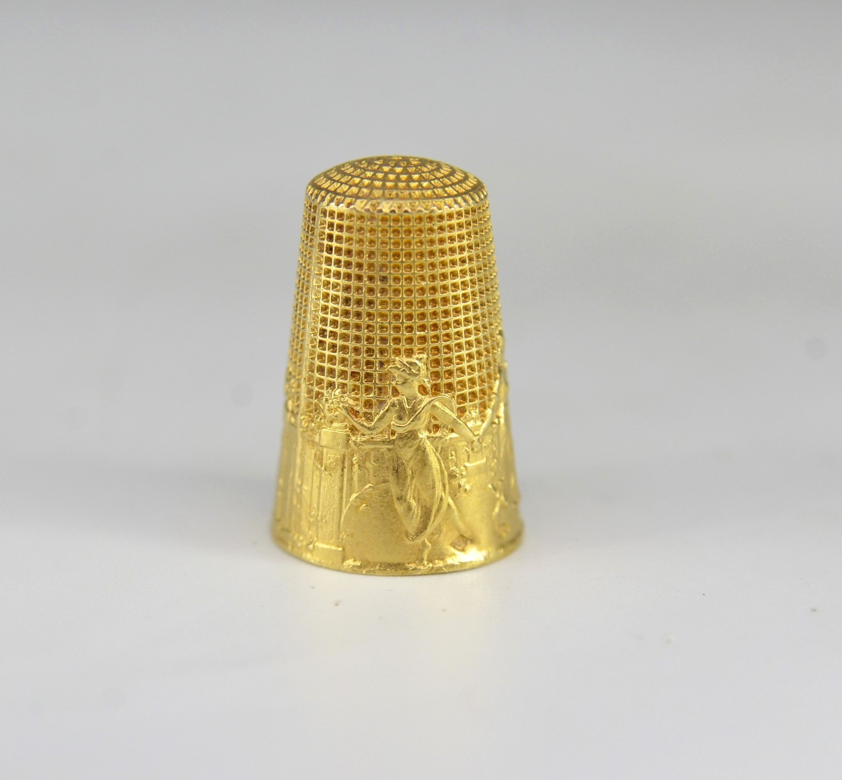 Thimble decorated with a procession of Graces 4