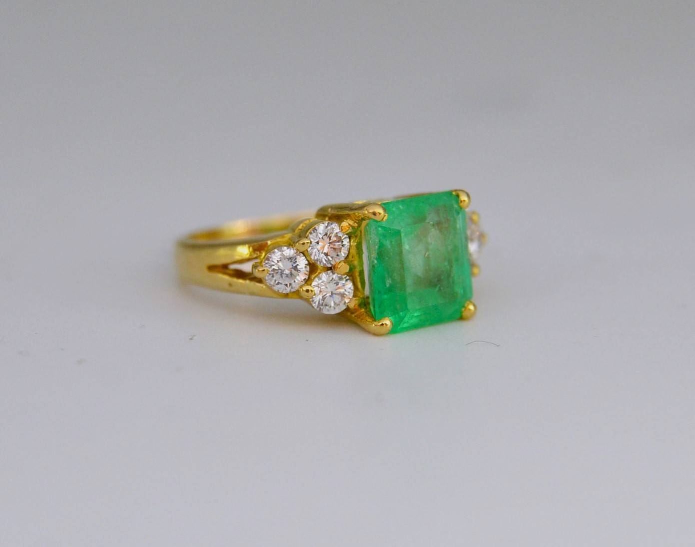 Ring with emerald 3