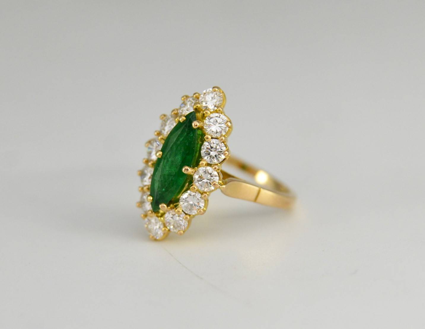 Ring with emerald 0