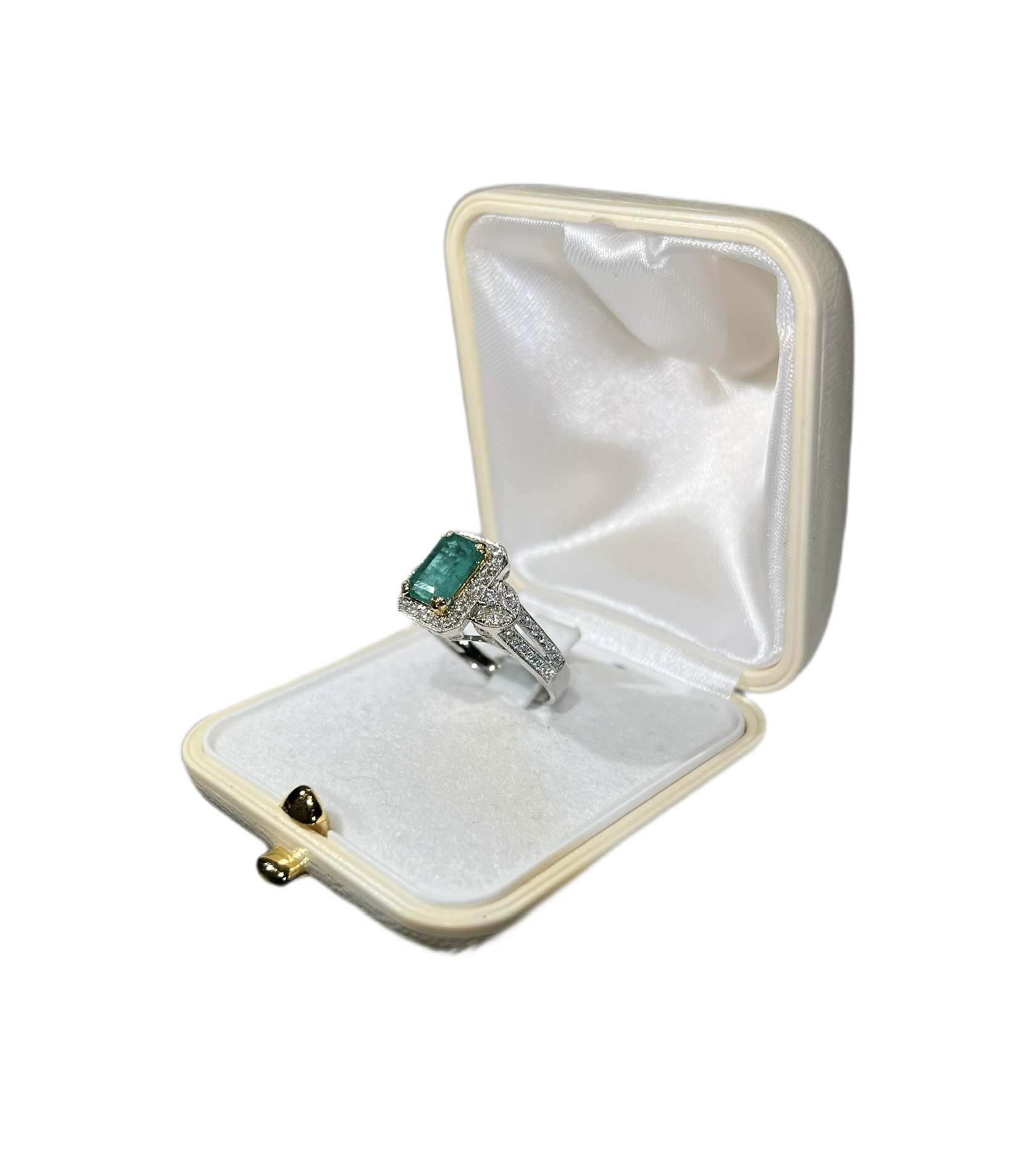 Emerald and diamonds ring 0