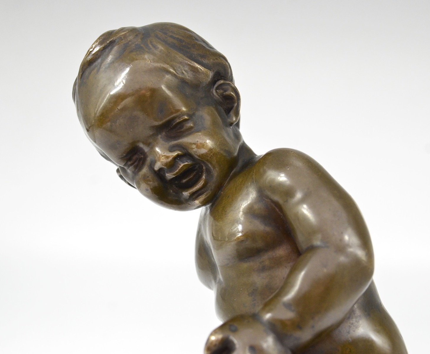 Putto ściskający piłkę 3