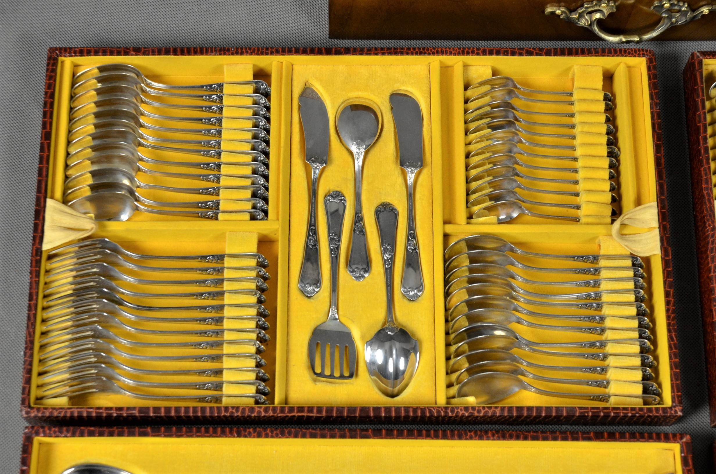 Large set of silver cutlery in the cantina 12