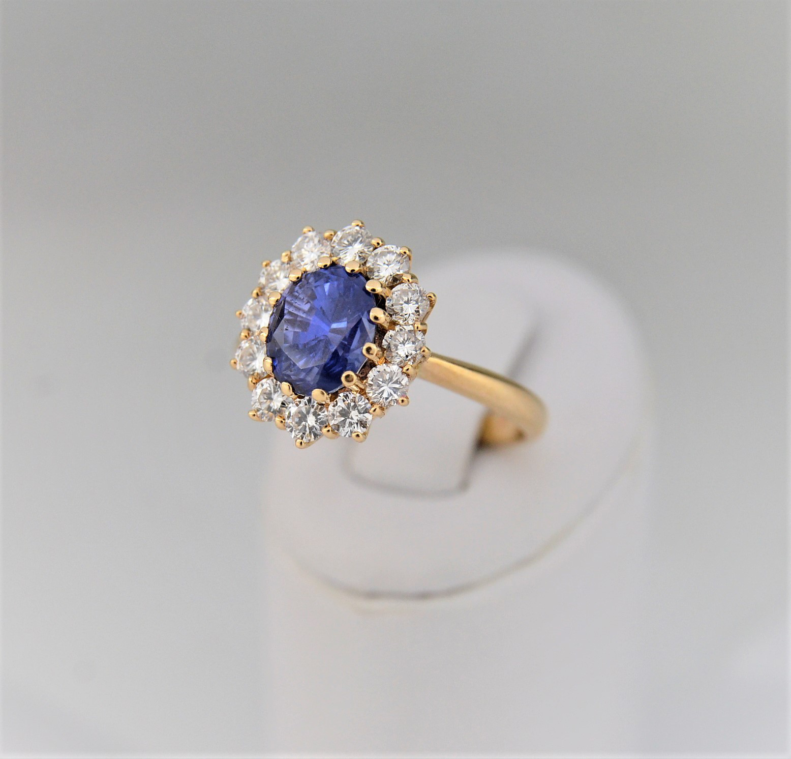 Ring with a Ceylon sapphire and diamonds 1