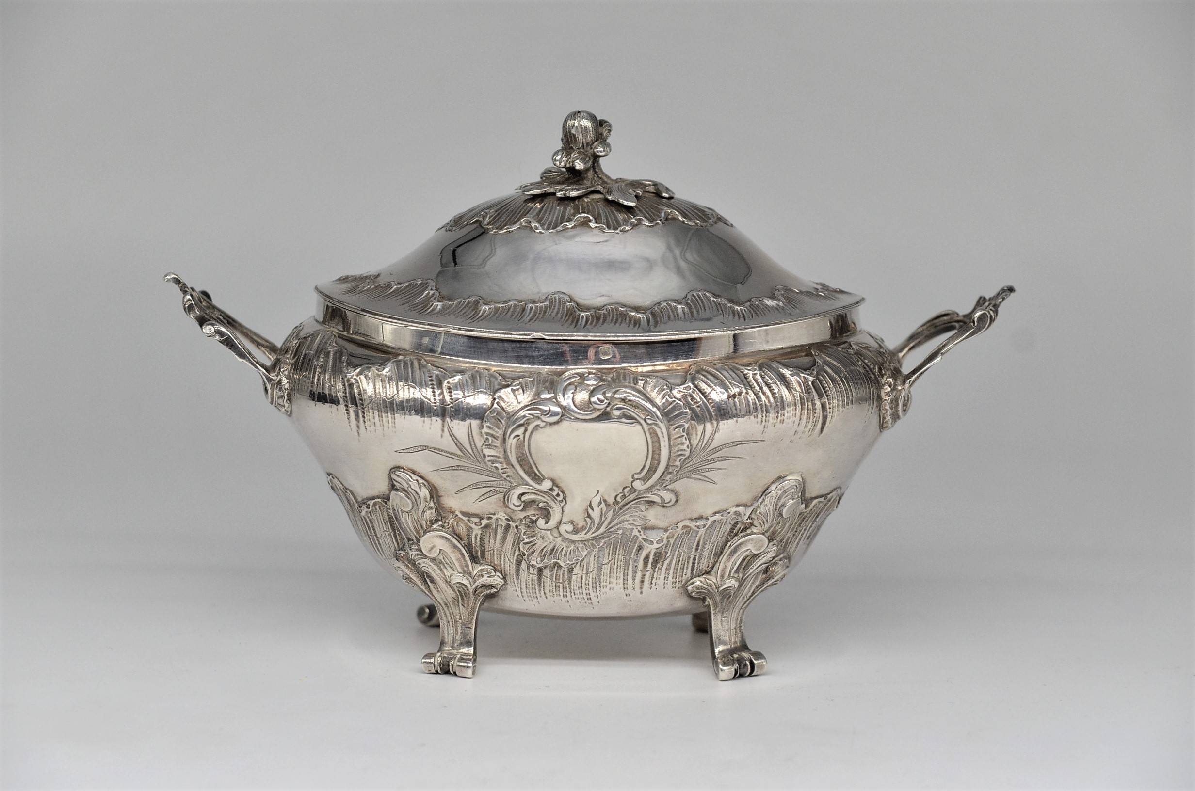 Sugar bowl with spoon 0
