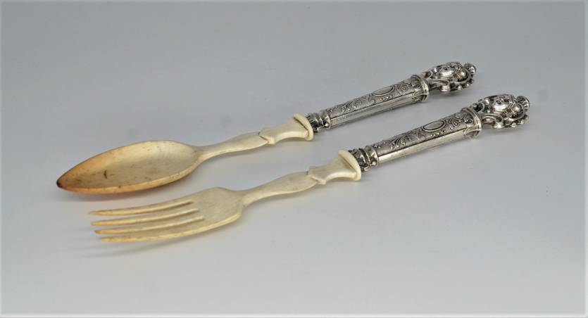 A pair of salad service cutlery 1