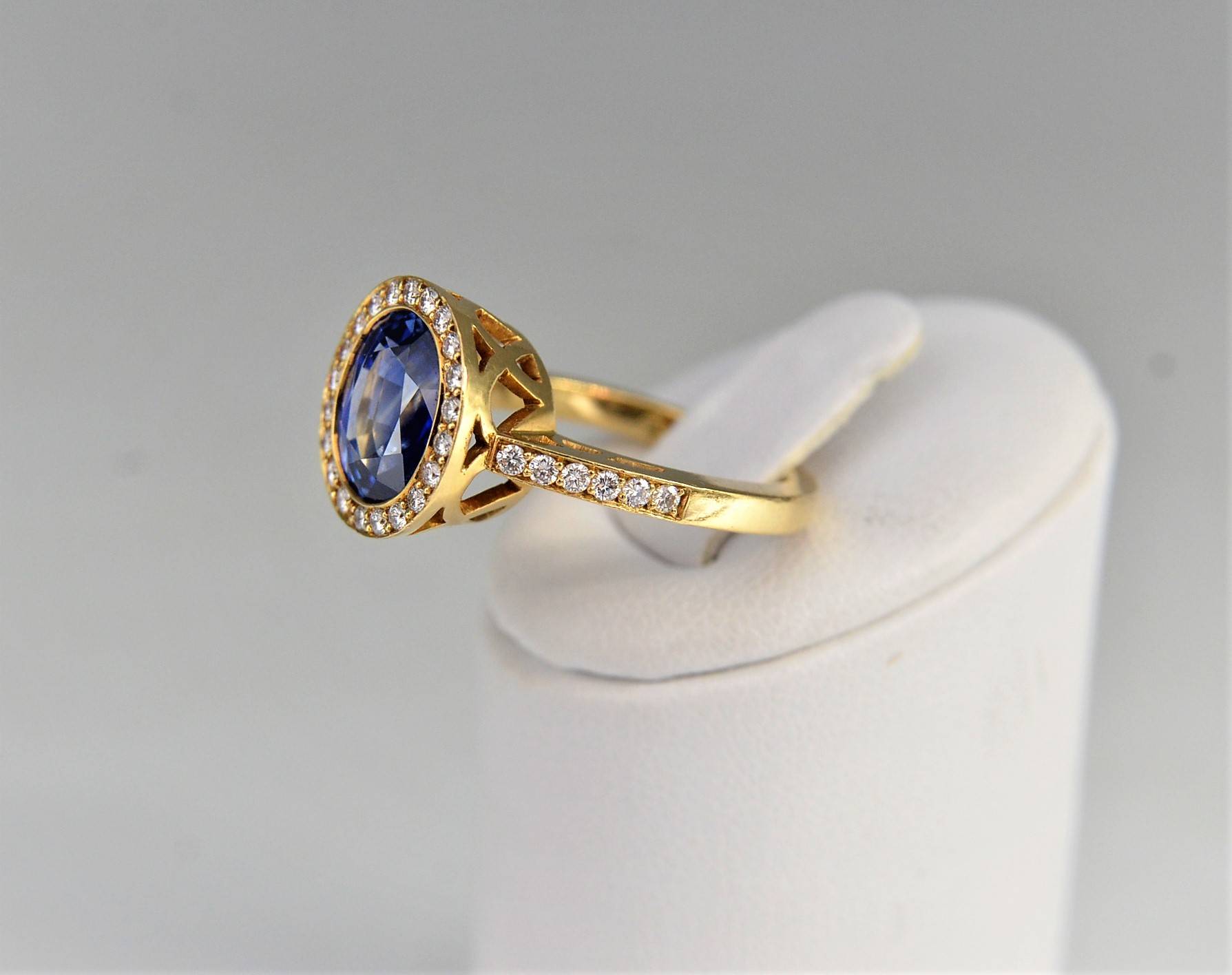 Ring with sapphire 4