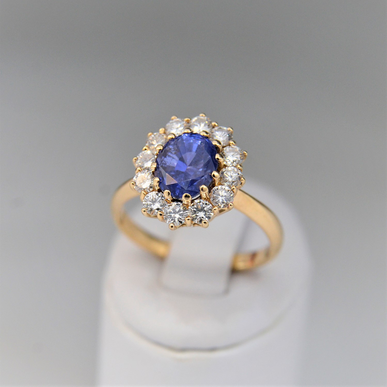 Ring with a Ceylon sapphire and diamonds 2