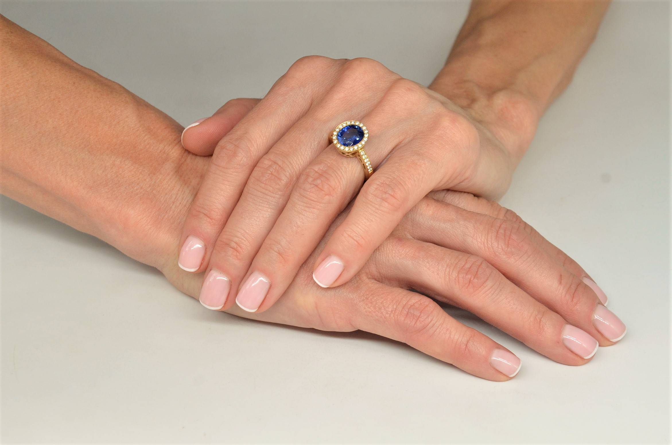Ring with sapphire 1