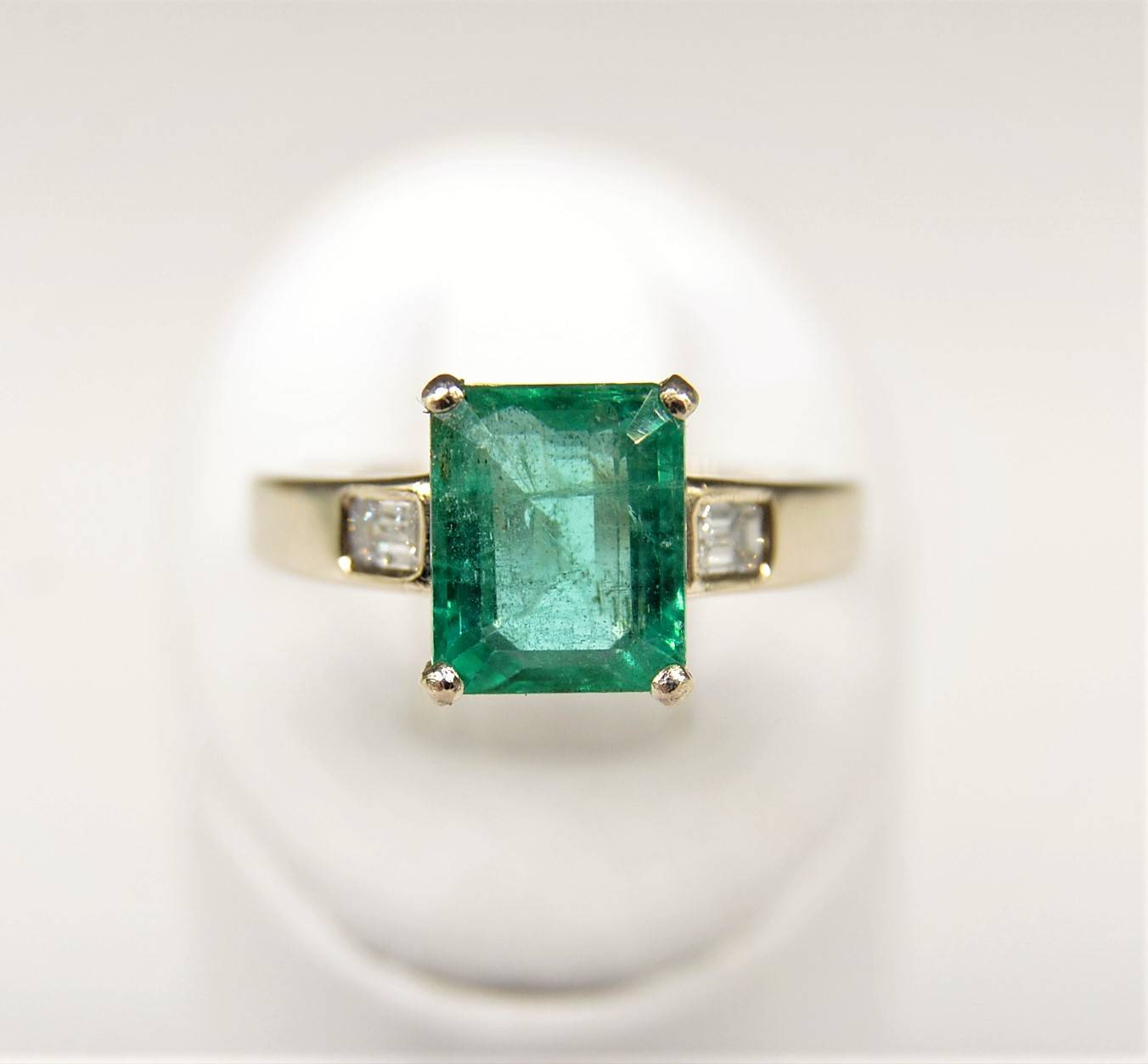 Ring with emerald 2
