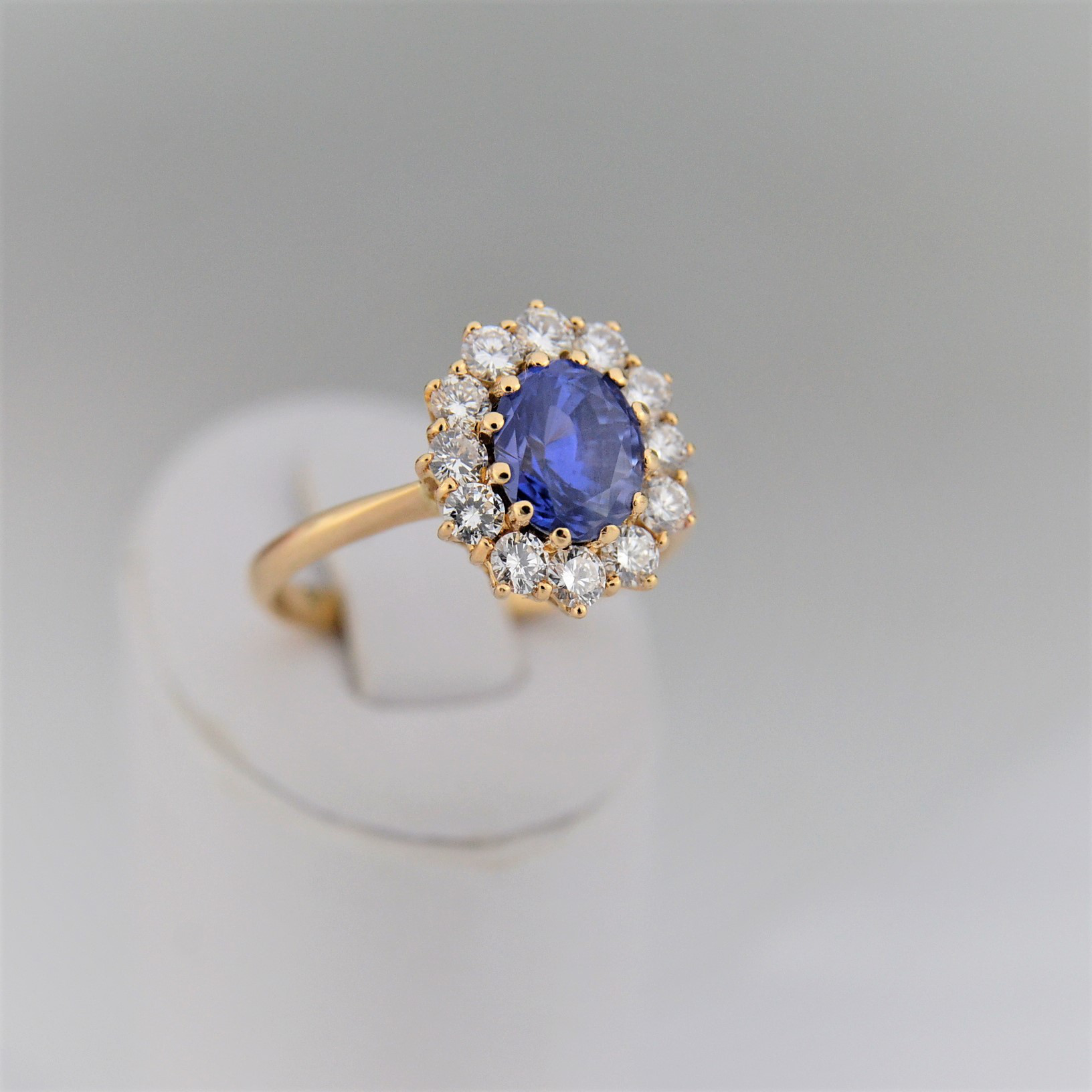 Ring with a Ceylon sapphire and diamonds 3