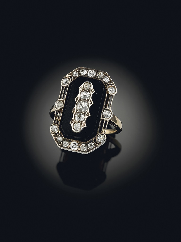Ring with onyx and diamonds 1