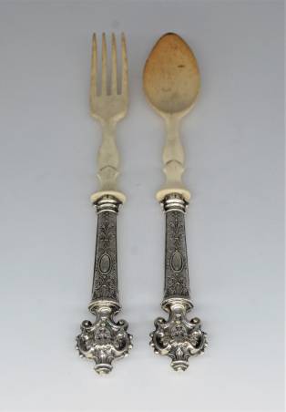 A pair of salad service cutlery 3