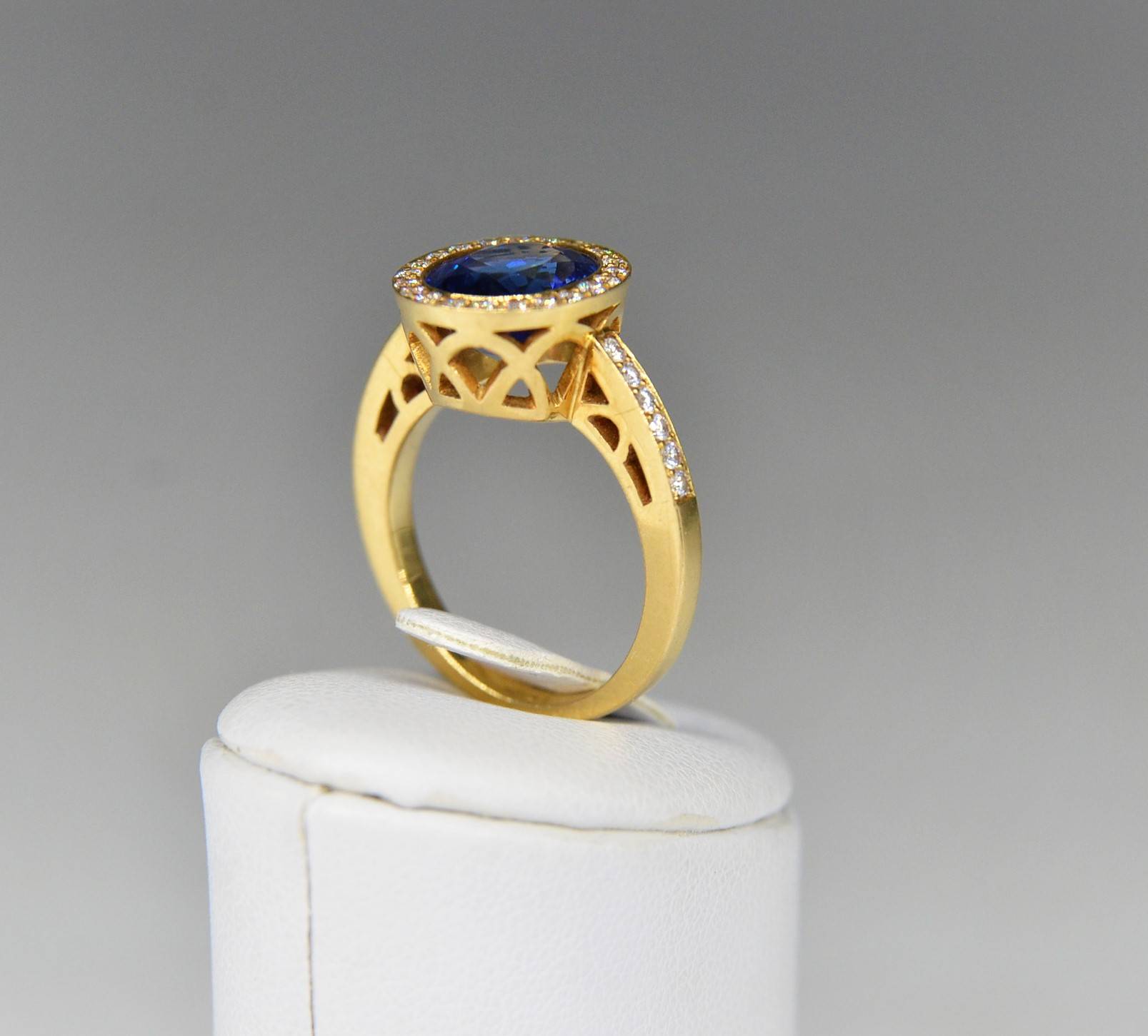 Ring with sapphire 0