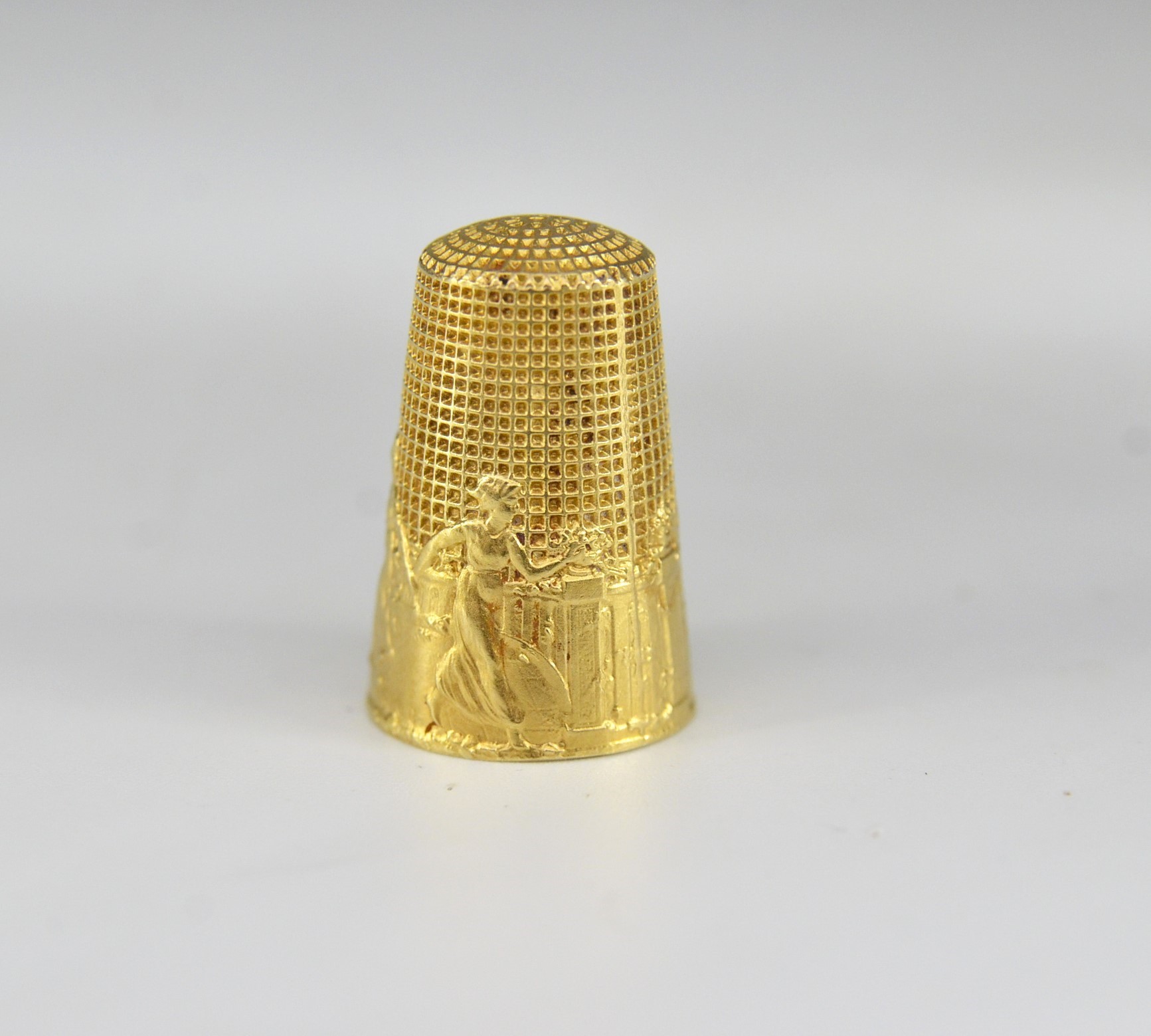 Thimble decorated with a procession of Graces 0