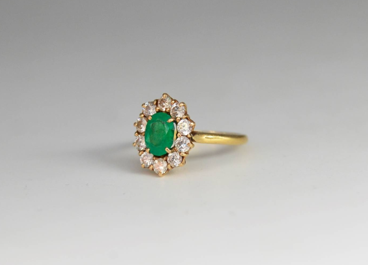 Ring with emerald 0