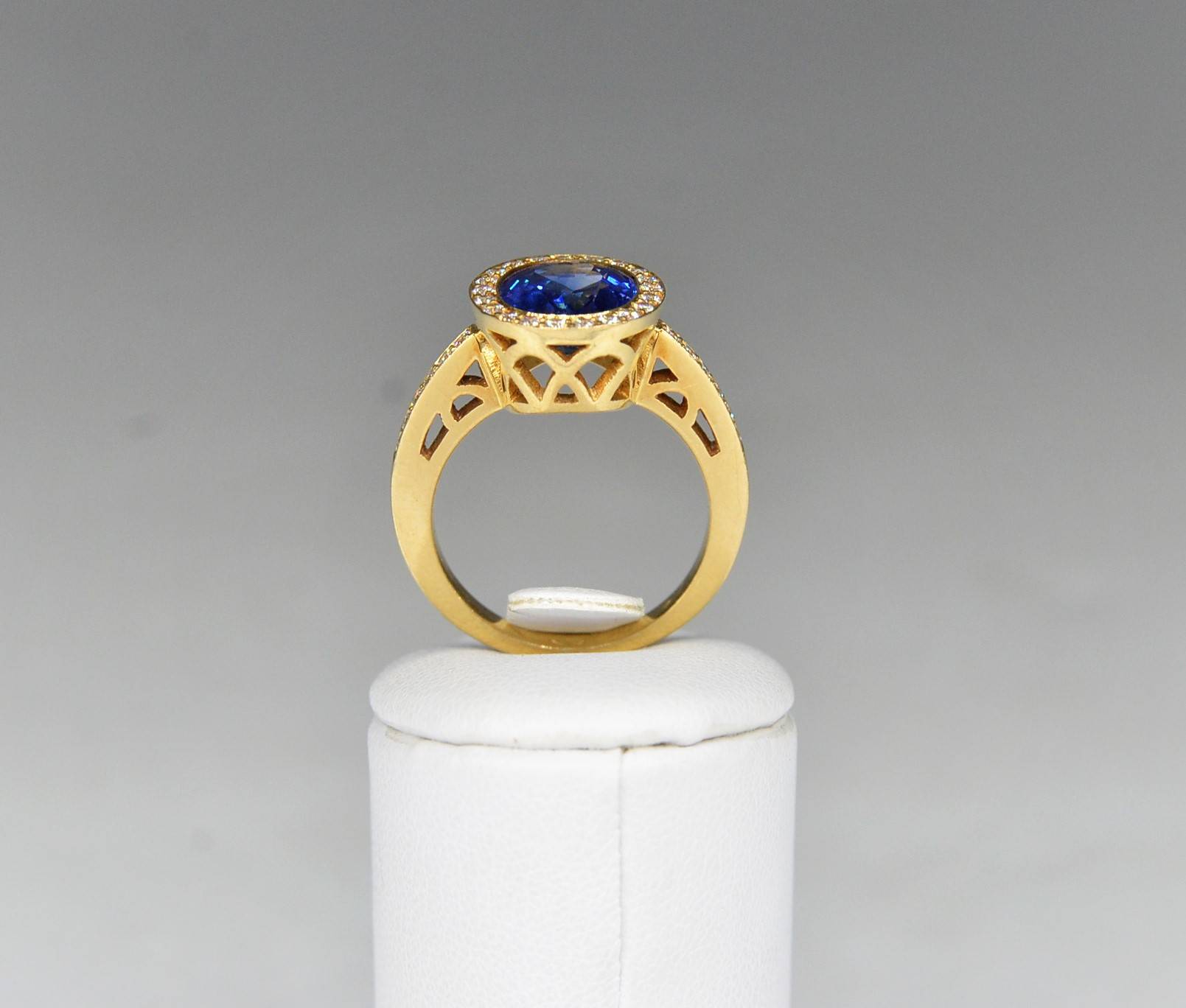 Ring with sapphire 5