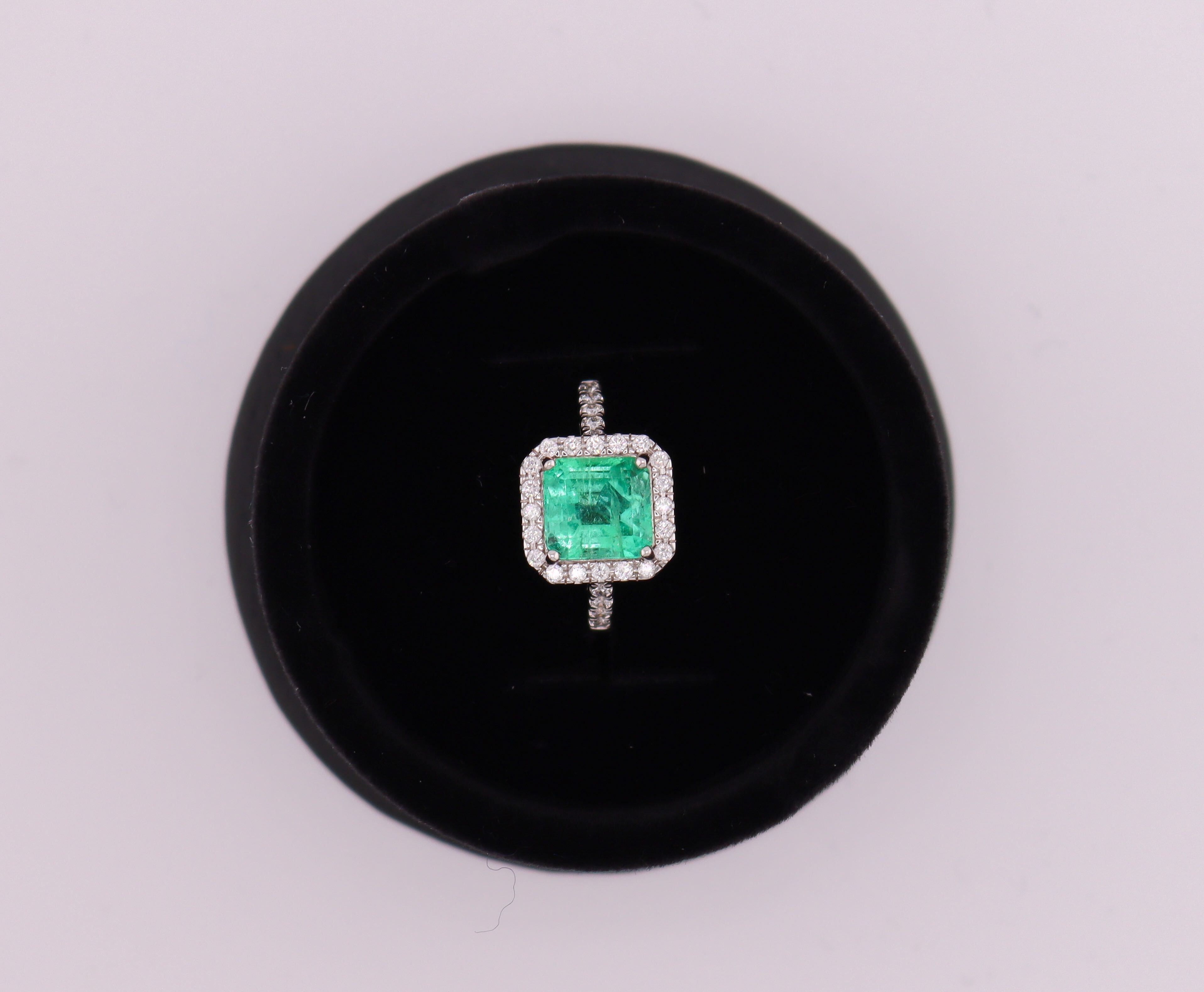 Ring with a Colombian emerald 0
