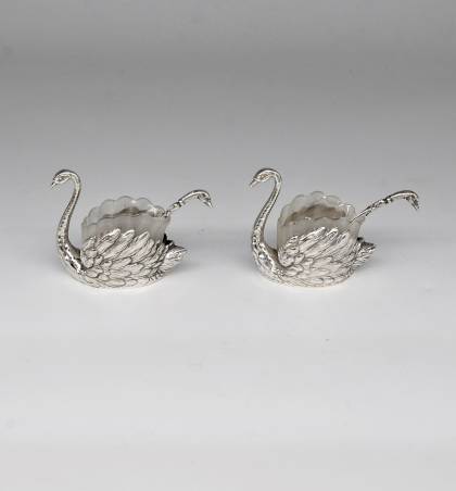 Swans a pair of salt shakers 3