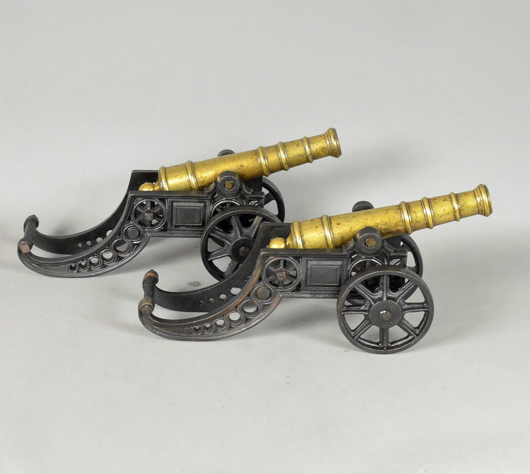 Pair of cheer cannons