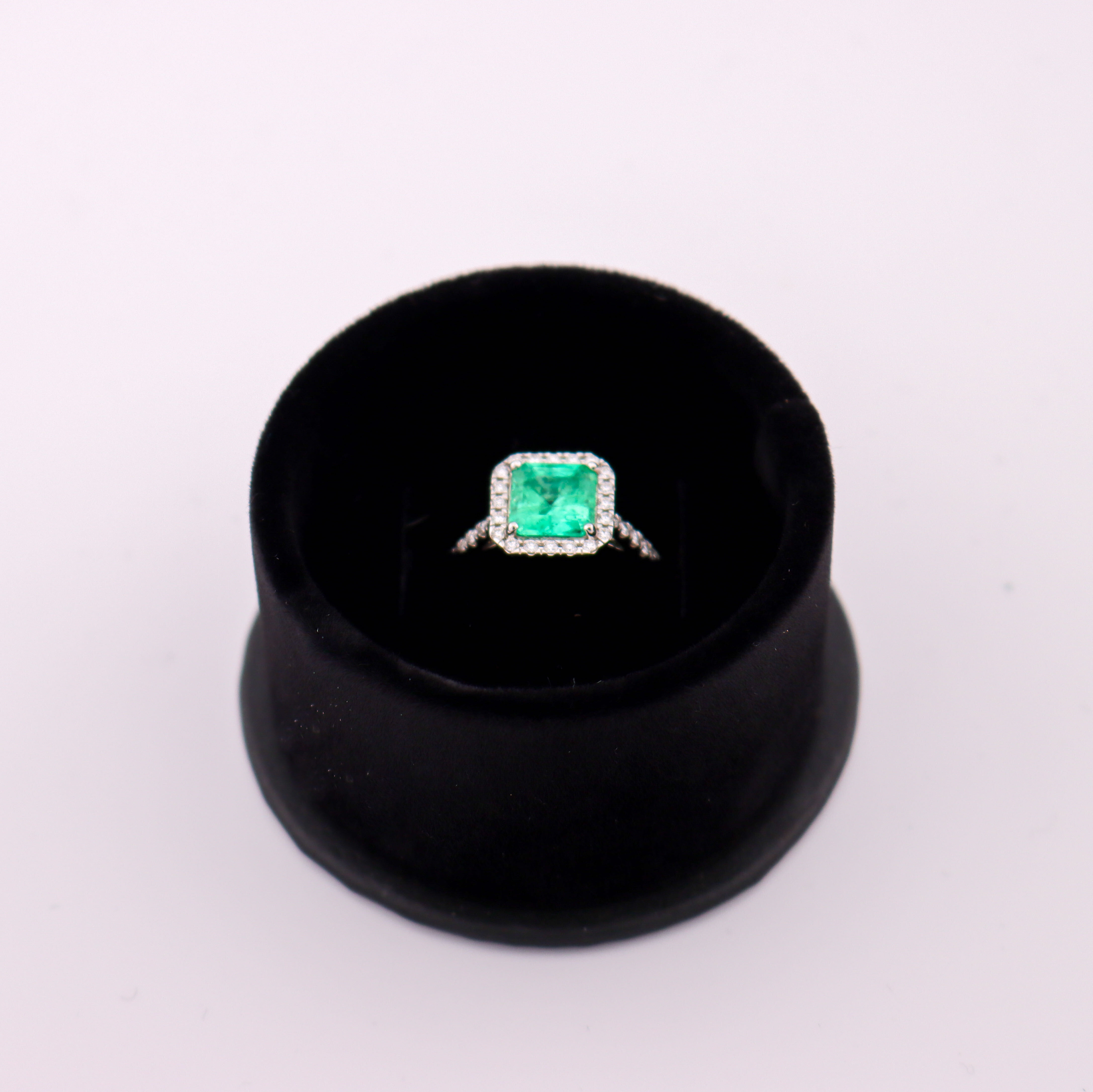 Ring with a Colombian emerald