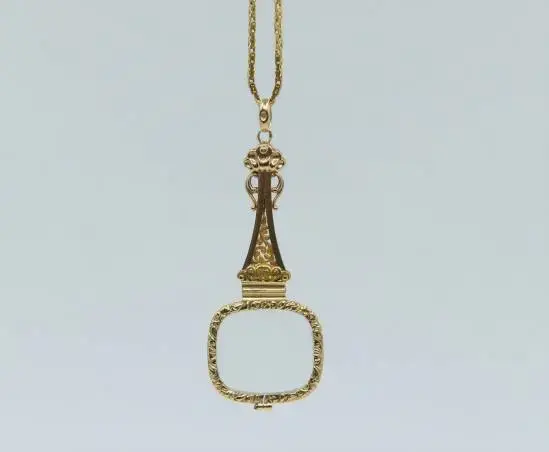 Binocular in the form of a pendant