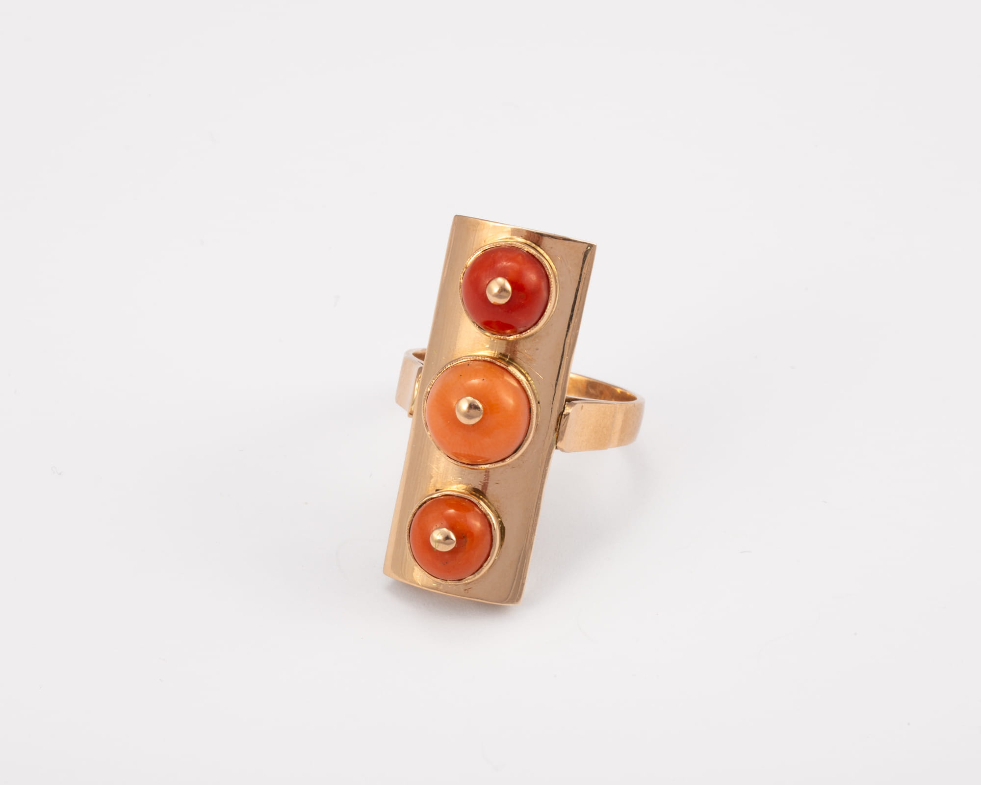 Gold ring with antique corals