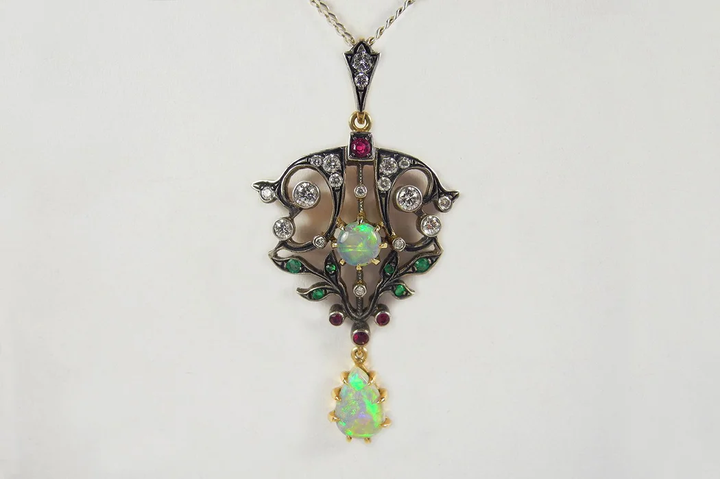 Pendant with opal