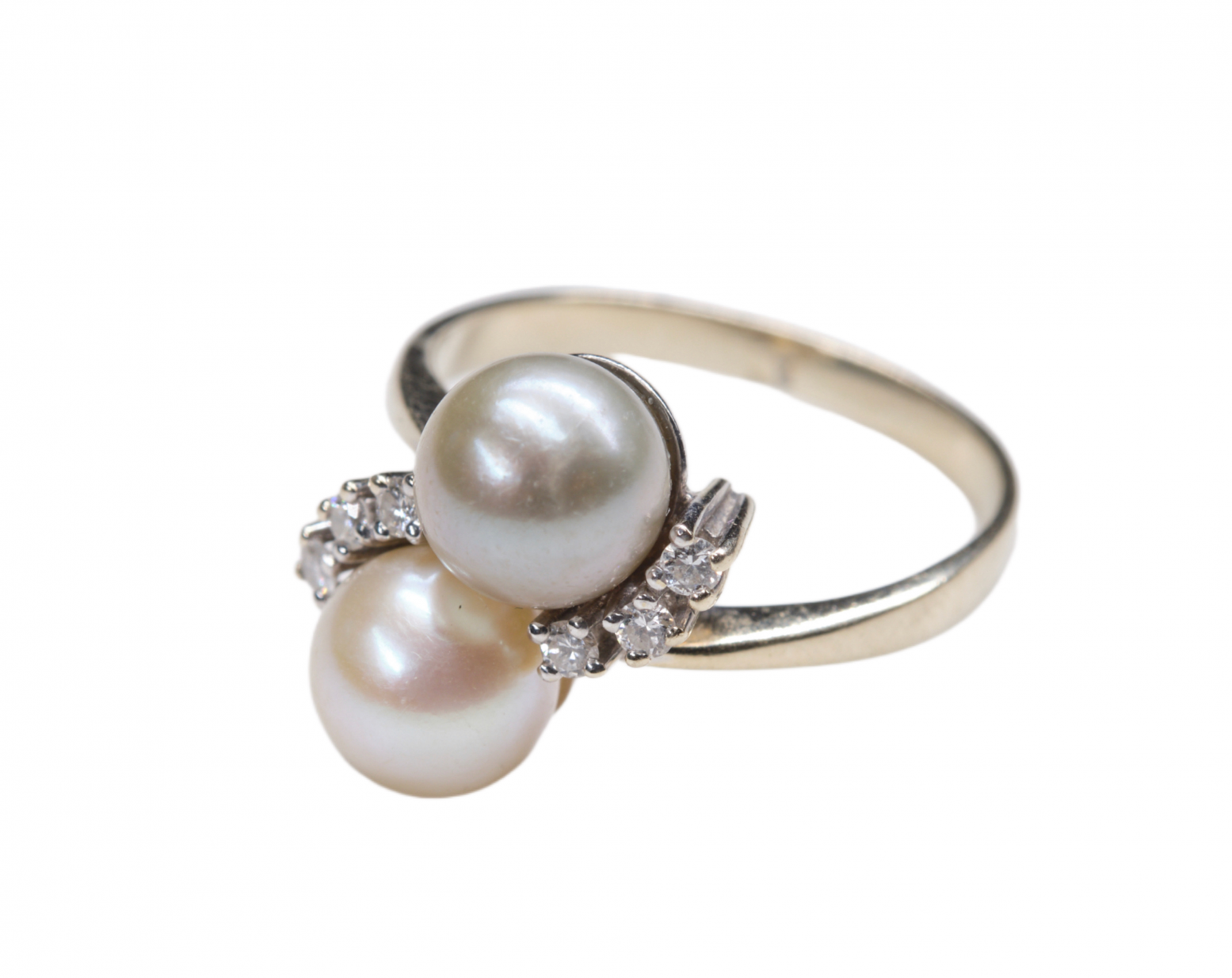 White gold and diamonds with pearls ring