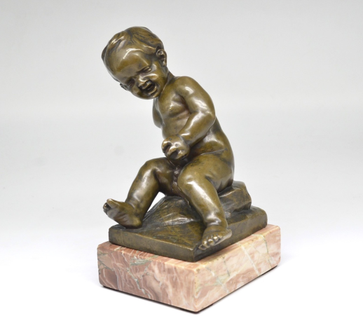 Putto ściskający piłkę