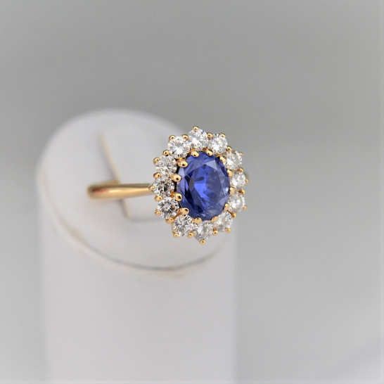 Ring with a Ceylon sapphire and diamonds