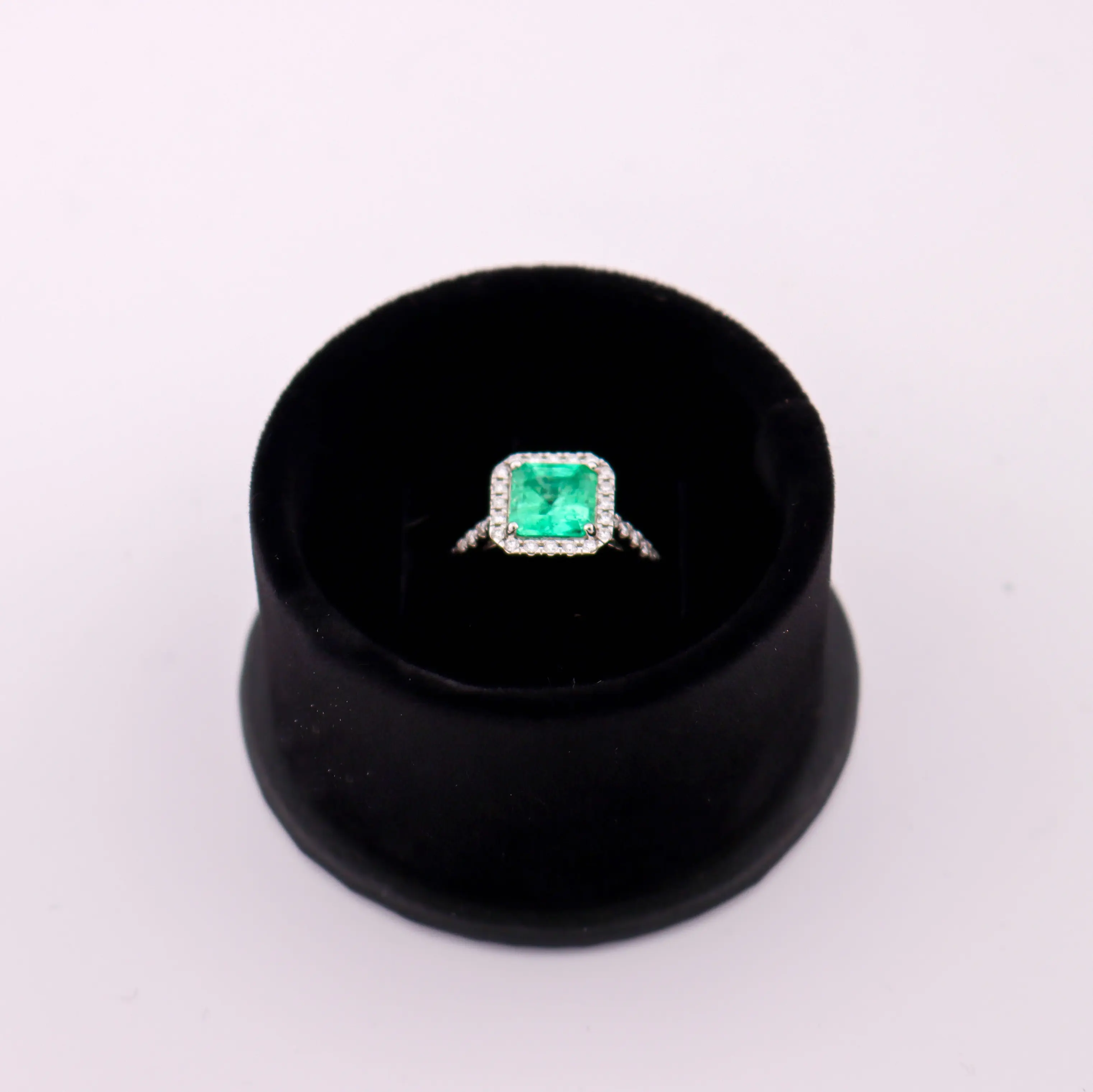 Ring with a Colombian emerald