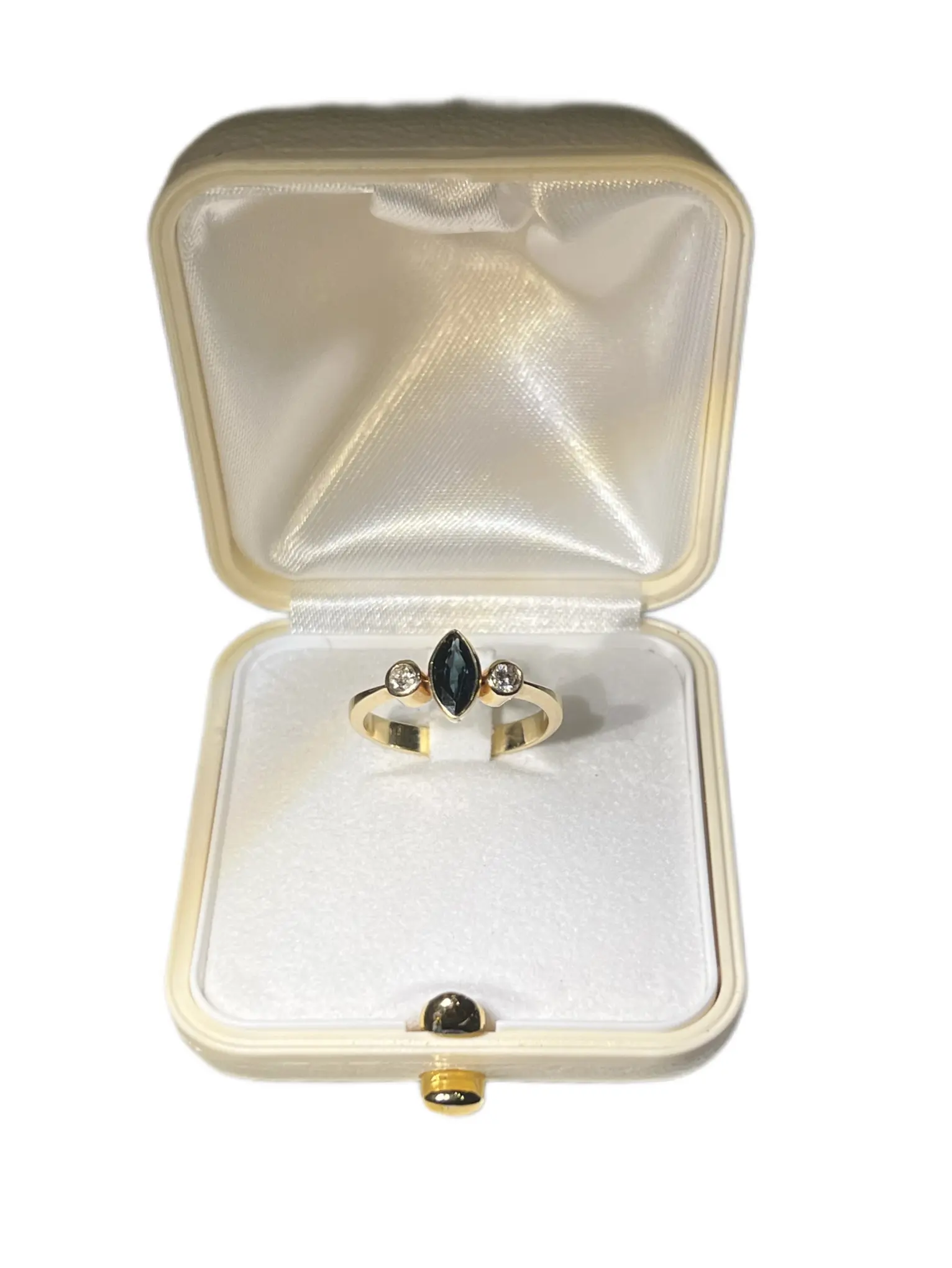 Sapphire and diamonds ring
