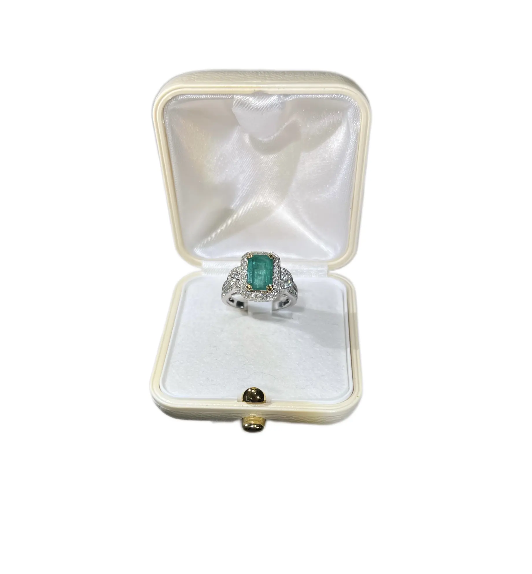 Emerald and diamonds ring